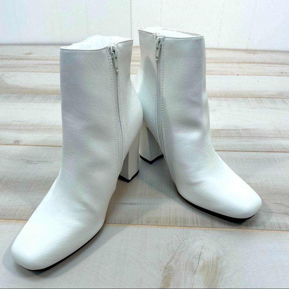 Bamboo NIB Awake White Vegan Leather Side Zip Heeled Bootie Sz 9 Boots - Picture 4 of 10